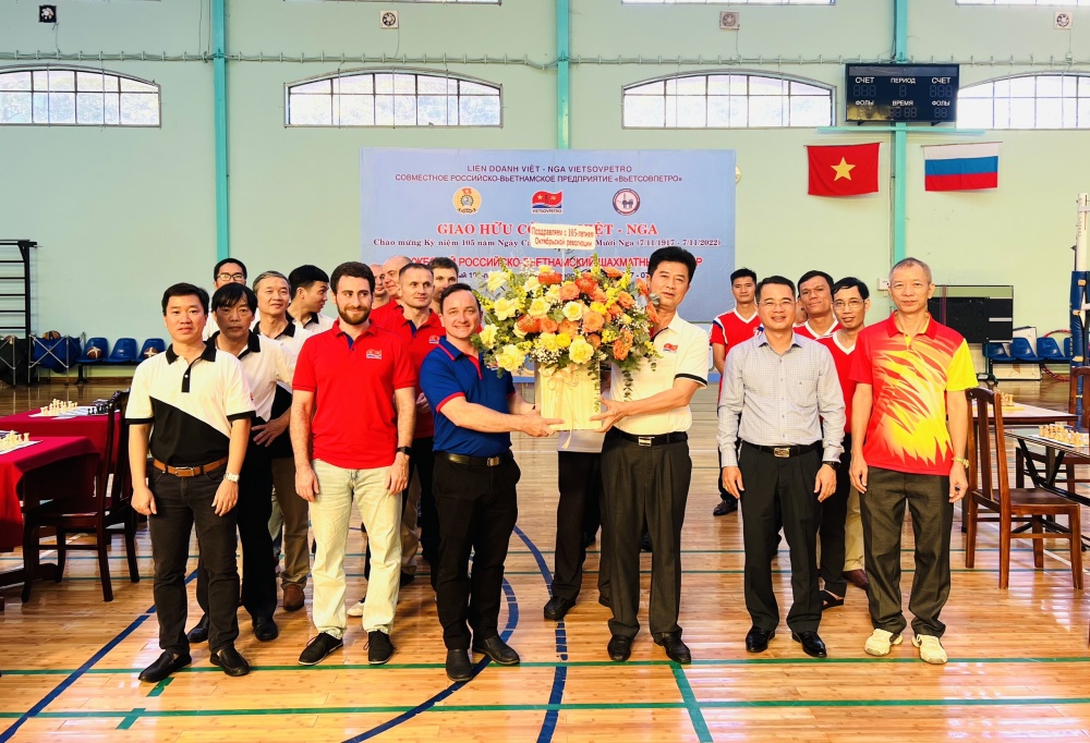 09-NTN-AB-0001-07: Lãnh đạo Vietsovpetro tặng hoa sau khi giao hữu cờ vua Việt - Nga.