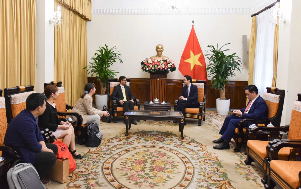 Thứ trưởng Bộ Ngoại giao Đỗ Hùng Việt tiếp Báo cáo viên đặc biệt của Liên hợp quốc