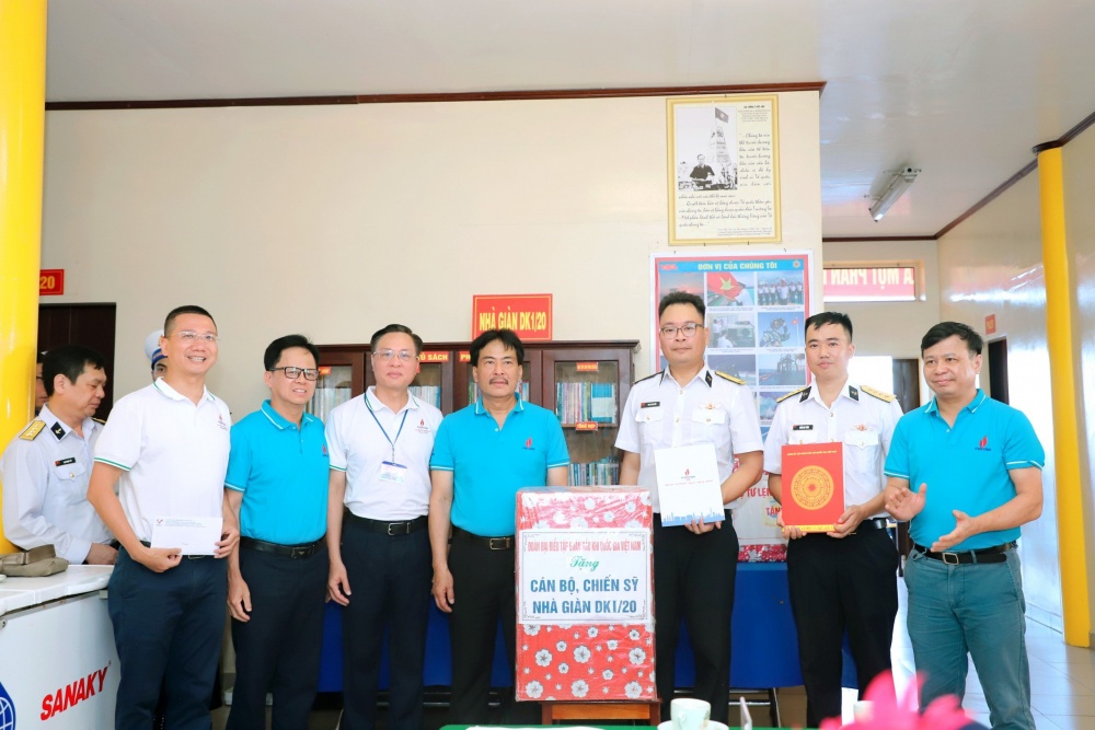 28-NTHT-AB-0005-04: Đoàn đại biểu Tập đoàn Dầu khí Việt Nam thăm, tặng quà, động viên cán bộ và chiến sĩ giàn DK1/20.