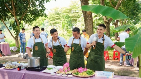 Tác phẩm dự thi "Petrovietnam trong tôi": Bộ ảnh "Khi các chàng trai KCM trổ tài vào bếp chào mừng ngày Phụ nữ Việt Nam 20/10", tác giả Trương Phi Thiên (PV GAS)