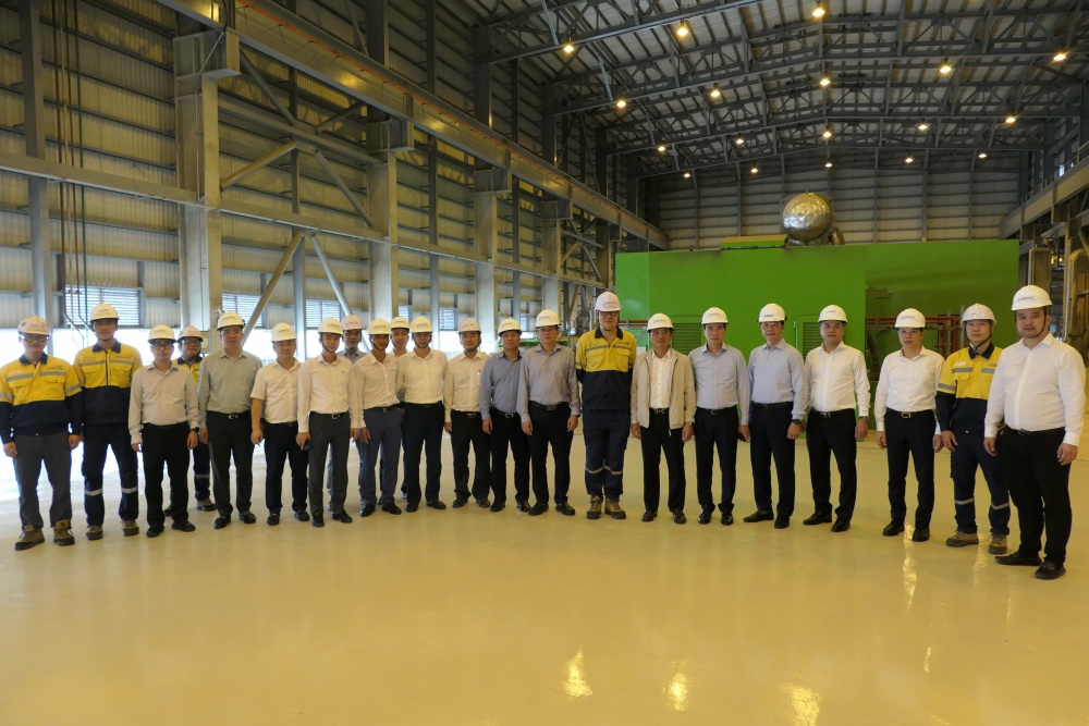 Đoàn công tác chụp ảnh lưu niệm tại Nhà máy Nhiệt điện BOT Nghi Sơn 2