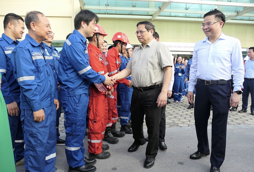 Thủ tướng Phạm Minh Chính gặp mặt kỹ sư, công nhân Nhà máy lọc hóa dầu Nghi Sơn.