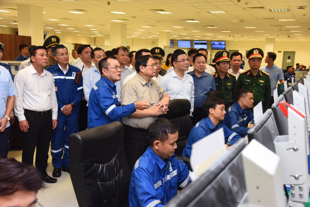 Thủ tướng Chính phủ Phạm Minh Chính thăm và làm việc tại Nhà máy lọc hóa dầu Nghi Sơn