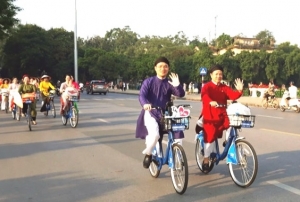 Mặc áo dài, đạp xe khám phá di sản Hà Nội