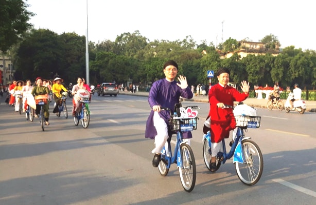 Mặc áo dài, đạp xe khám phá di sản Hà Nội
