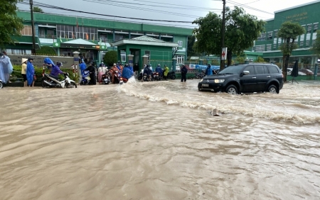 Quảng Nam: Mưa lớn gây ngập lụt, sạt lở làm sập nhà dân