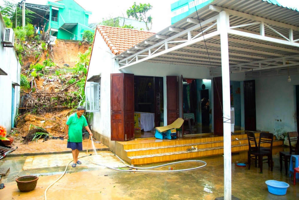 Quảng Nam: Mưa lớn gây ngập lụt, sạt lở làm sập nhà dân