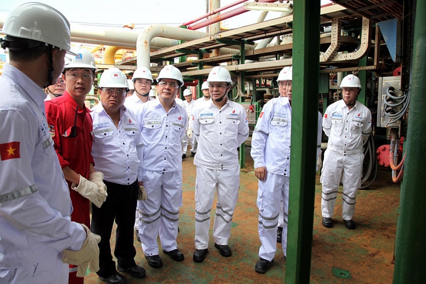 Đoàn công tác của lãnh đạo Bộ ngành Trung ương thăm giàn khai thác Dầu khí của Vietsovpetro