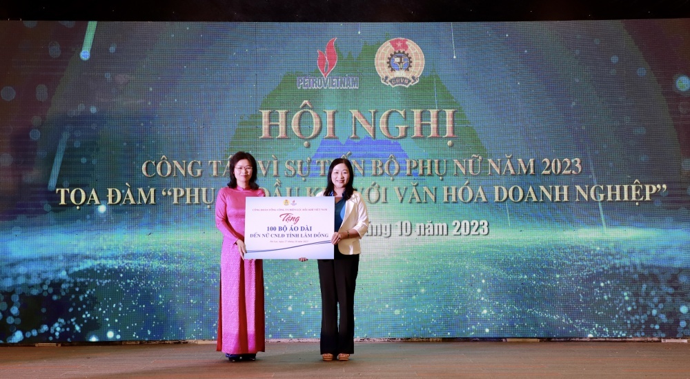 Đại diện Công đoàn Tổng công ty Điện lực Dầu khí Việt Nam (PVPower) trao biểu trưng tặng 100 bộ áo dài đến nữ công nhân lao động tỉnh Lâm Đồng trong 6.000 bộ áo dài ủng hộ giáo viên, cán bộ phụ nữ tỉnh Lâm Đồng và các tỉnh Tây Nguyên