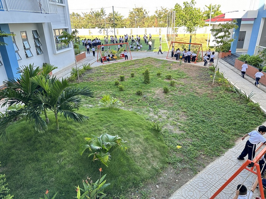 Đoàn Thanh niên PTSC M&C trao tặng công trình vườn hoa cho trường học