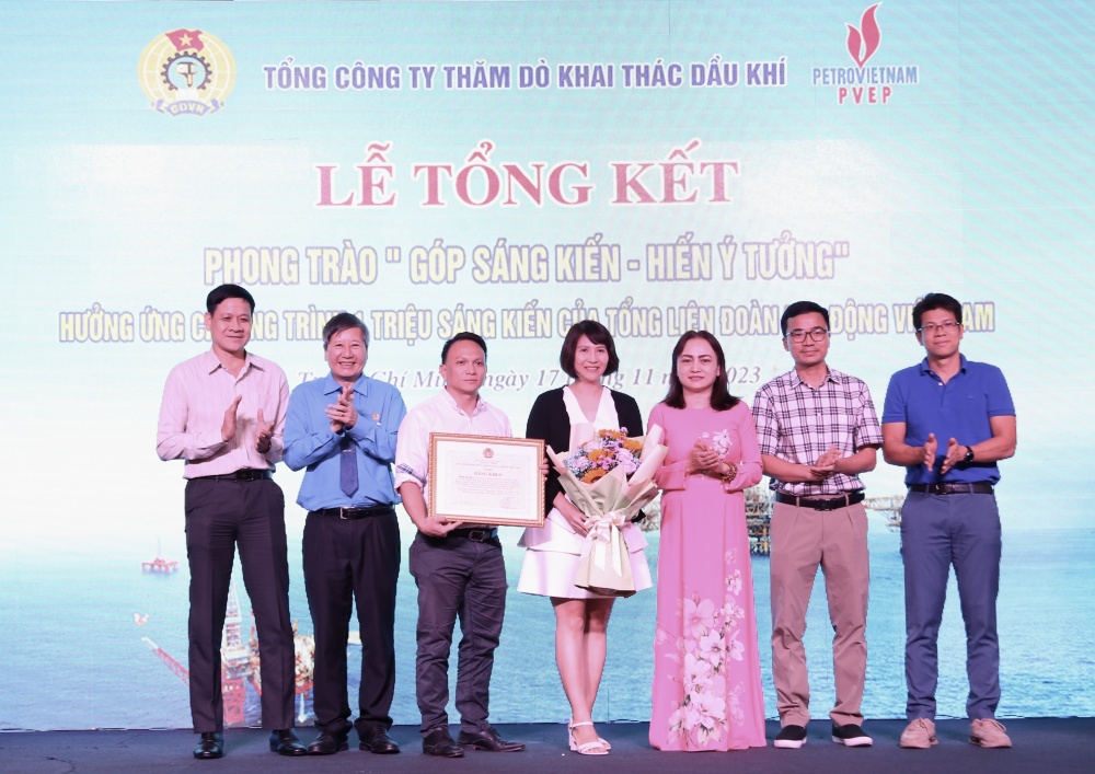 Trao Bằng khen của Tổng Liên đoàn LĐVN cho các nhóm tác giả sáng kiến