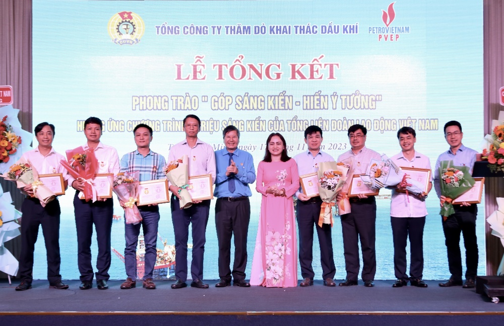 Trao Bằng khen của Tổng Liên đoàn LĐVN cho các cá nhân xuất sắc 