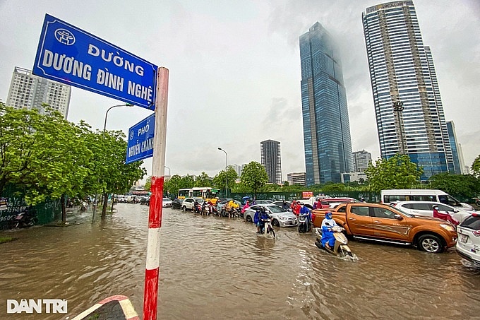 quá trình đô thị hóa nhanh nhưng công tác đầu tư hệ thống thoát nước chưa theo kịp là một trong những nguyên nhân khiến thành phố ngập cục bộ khi xảy ra mưa lớn (Ảnh minh họa: Tiến Tuấn).