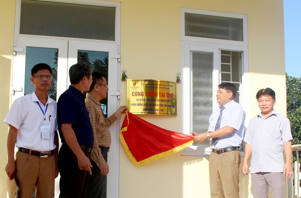 H5. Gắn biển chứng nhận nhà tài trợ PV GAS tại công trình mới xây Trường Hà Thái