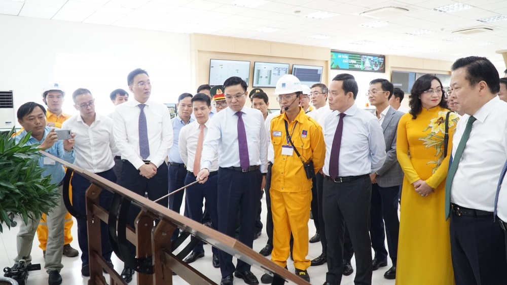 Tổng Giám đốc Petrovietnam Lê Mạnh Hùng báo cáo Phó Thủ tướng Trần Lưu Quang về Dự án LNG Thị Vải