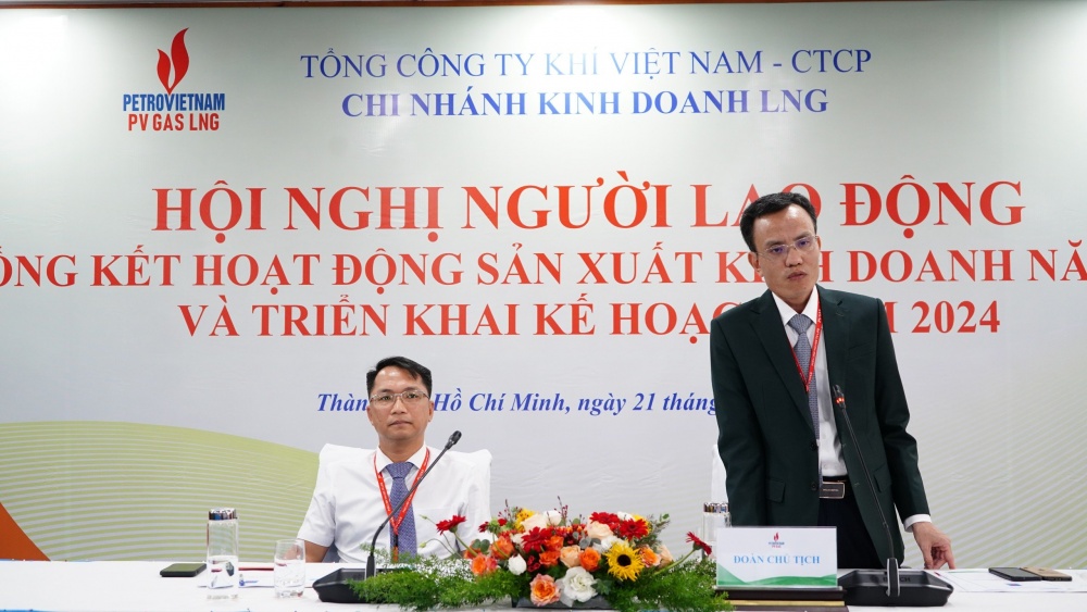 Đồng chí Phan Huy Vượng – Phó Giám đốc Phụ trách Chi nhánh tổng kết hoạt động sản xuất kinh doanh năm 2023 và triển khai kế hoạch năm 2024.