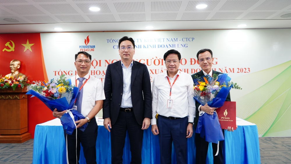 Đồng chí Nguyễn Thanh Bình – Bí thư Đảng ủy, Chủ tịch HĐQT trao quyết định nâng cấp lên Chi bộ cơ sở cho PV GAS LNG.