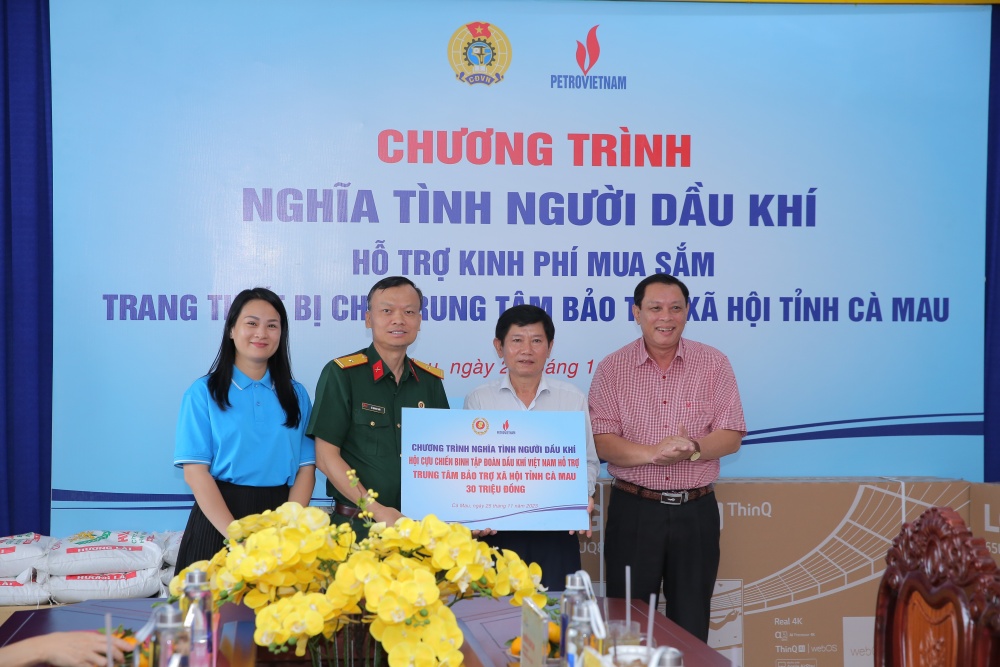 Công đoàn Dầu khí Việt Nam trao quà cho Trung tâm Bảo trợ xã hội tỉnh Cà Mau