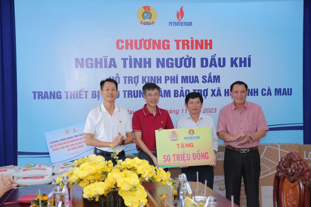 Công đoàn Dầu khí Việt Nam trao quà cho Trung tâm Bảo trợ xã hội tỉnh Cà Mau