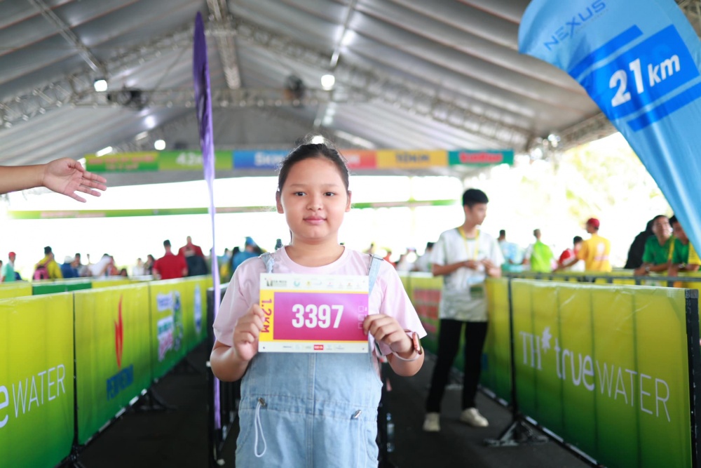 Không khí sôi nổi tại khu vực nhận Race kit giải Marathon Cà Mau 2023