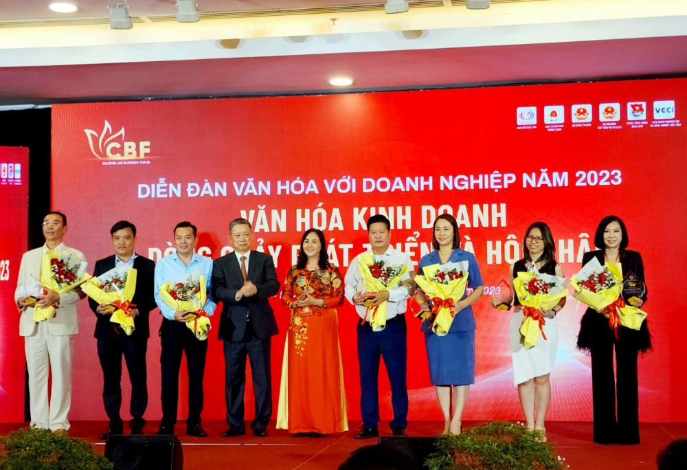Tặng hoa các đơn vị đồng hành cùng chương trình Tặng hoa các đơn vị đồng hành cùng chương trình