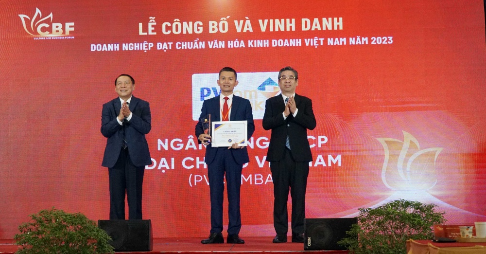 Đại diện PVcomBank nhận công nhận và vinh danh