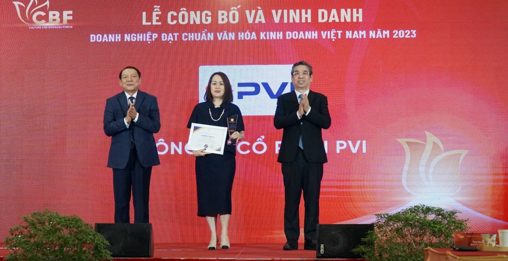 Đại diện PVI nhận công nhận và vinh danh