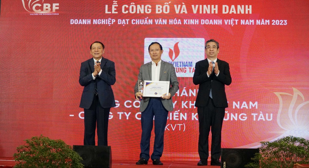 Đại diện Công ty Chế biến Khí Vũng Tàu nhận công nhận và vinh danh Đại diện Công ty Chế biến Khí Vũng Tàu nhận công nhận và vinh danh