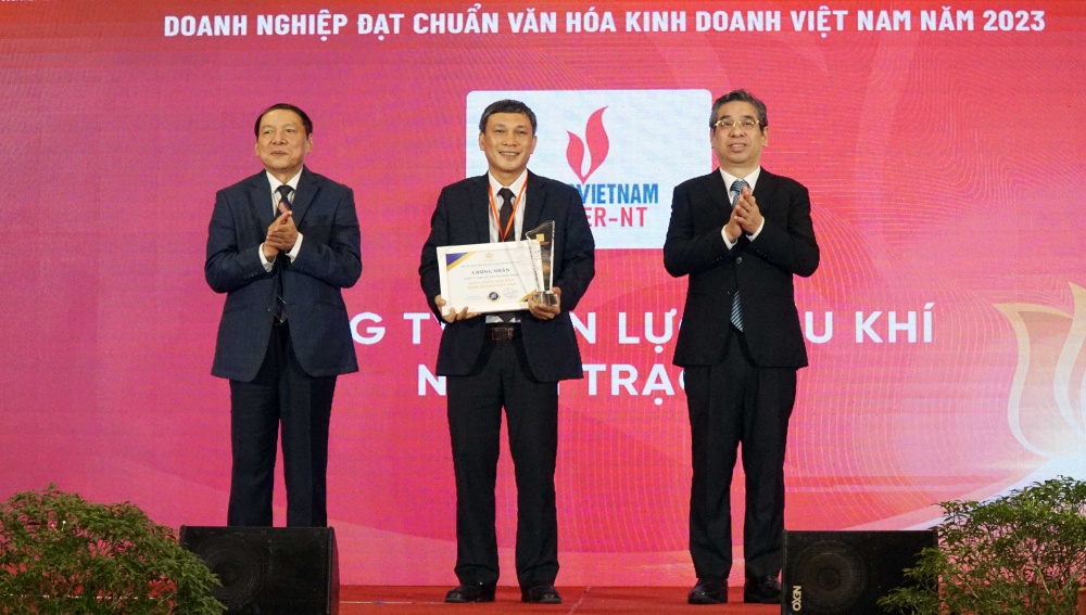 Đại diện Công ty Điện lực Dầu khí Nhơn Trạch nhận công nhận và vinh danh