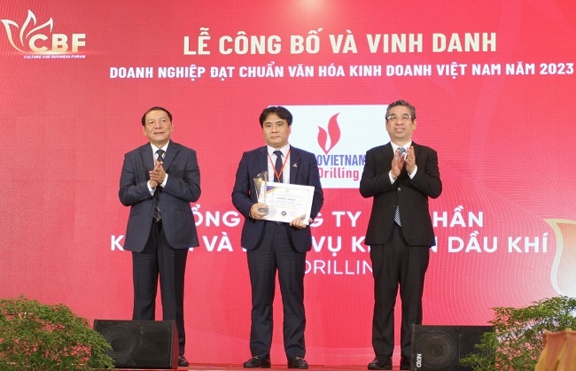 Tổng giám đốc Nguyễn Xuân Cường đại diện PV Drilling nhận giải “Doanh nghiệp đạt chuẩn văn hóa kinh doanh Việt Nam năm 2023”.