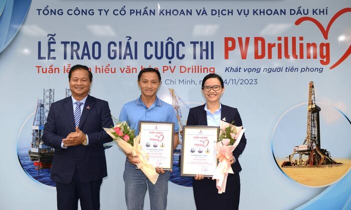 Ông Mai Thế Toàn – Chủ tịch HĐQT PV Drilling trao giải Đặc biệt và giải Nhất cho các cá nhân đạt giải.