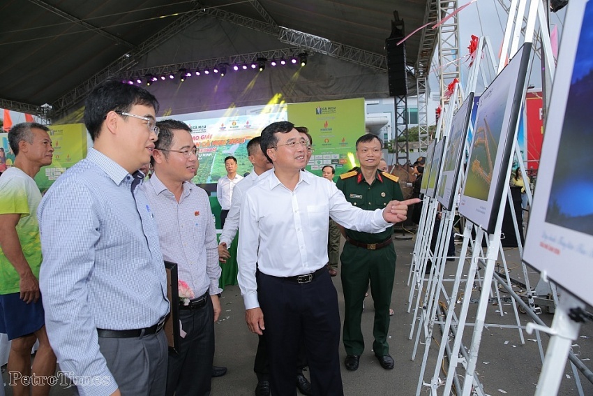Đồng chí Hoàng Quốc Vượng - Chủ tịch HĐTV Tập đoàn cùng các đại biểu tham quan triển lãm ảnh tại Cà Mau. Đồng chí Hoàng Quốc Vượng - Chủ tịch HĐTV Tập đoàn cùng các đại biểu tham quan triển lãm ảnh tại Cà Mau.