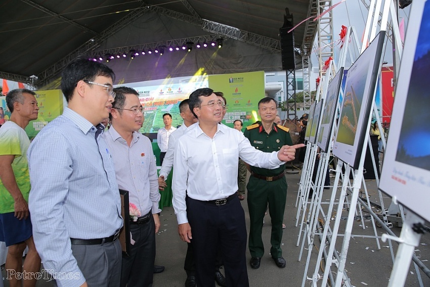 Đồng chí Hoàng Quốc Vượng - Chủ tịch HĐTV Tập đoàn cùng các đại biểu tham quan triển lãm ảnh tại Cà Mau.