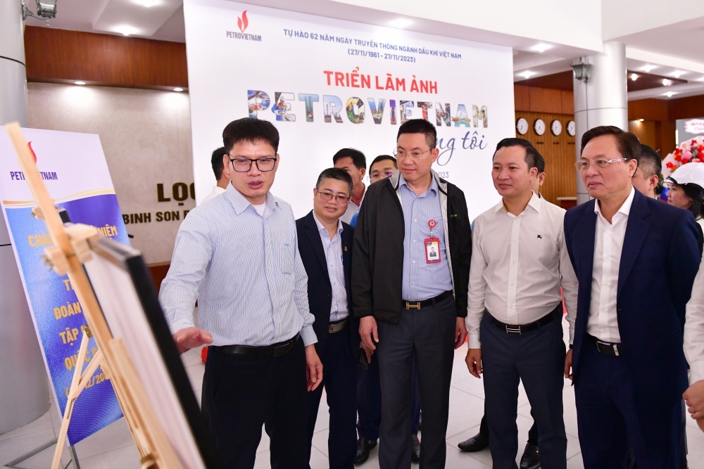 Lãnh đạo Petrovietnam và lãnh đạo BSR nghe tác giả Tống Xuân Thụ giới thiệu về tác phẩm đạt giải nhì ảnh đơn. Lãnh đạo Petrovietnam và lãnh đạo BSR nghe tác giả Tống Xuân Thụ giới thiệu về tác phẩm đạt giải nhì ảnh đơn.