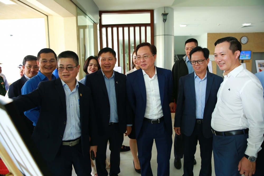 Lãnh đạo Petrovietnam và lãnh đạo BSR tham quan các tác phẩm đạt giải tại triển lãm, Lãnh đạo Petrovietnam và lãnh đạo BSR tham quan các tác phẩm đạt giải tại triển lãm,