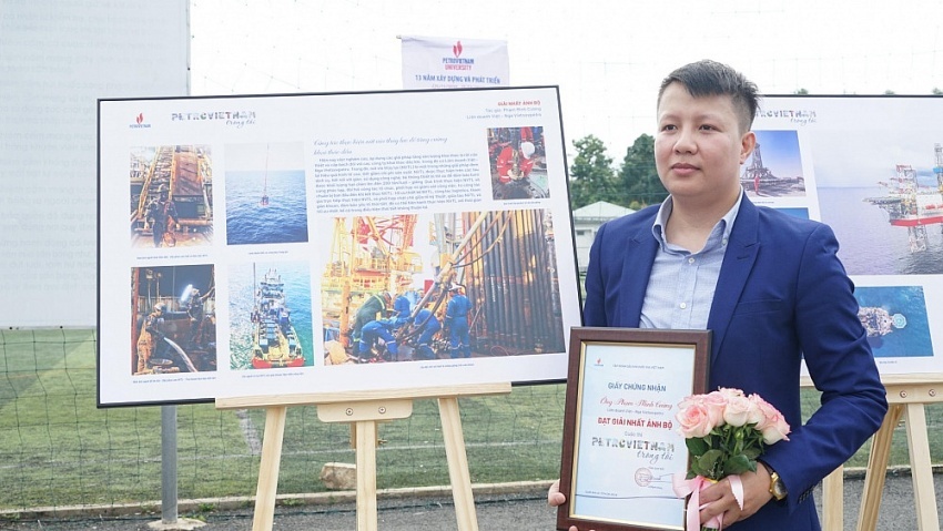 Tác giả Phạm Minh Cường (Vietsovpetro) đạt Giải Nhất ảnh bộ với tác phẩm “Công tác thực hiện nứt vỉa thủy lực để tăng cường khai thác dầu”