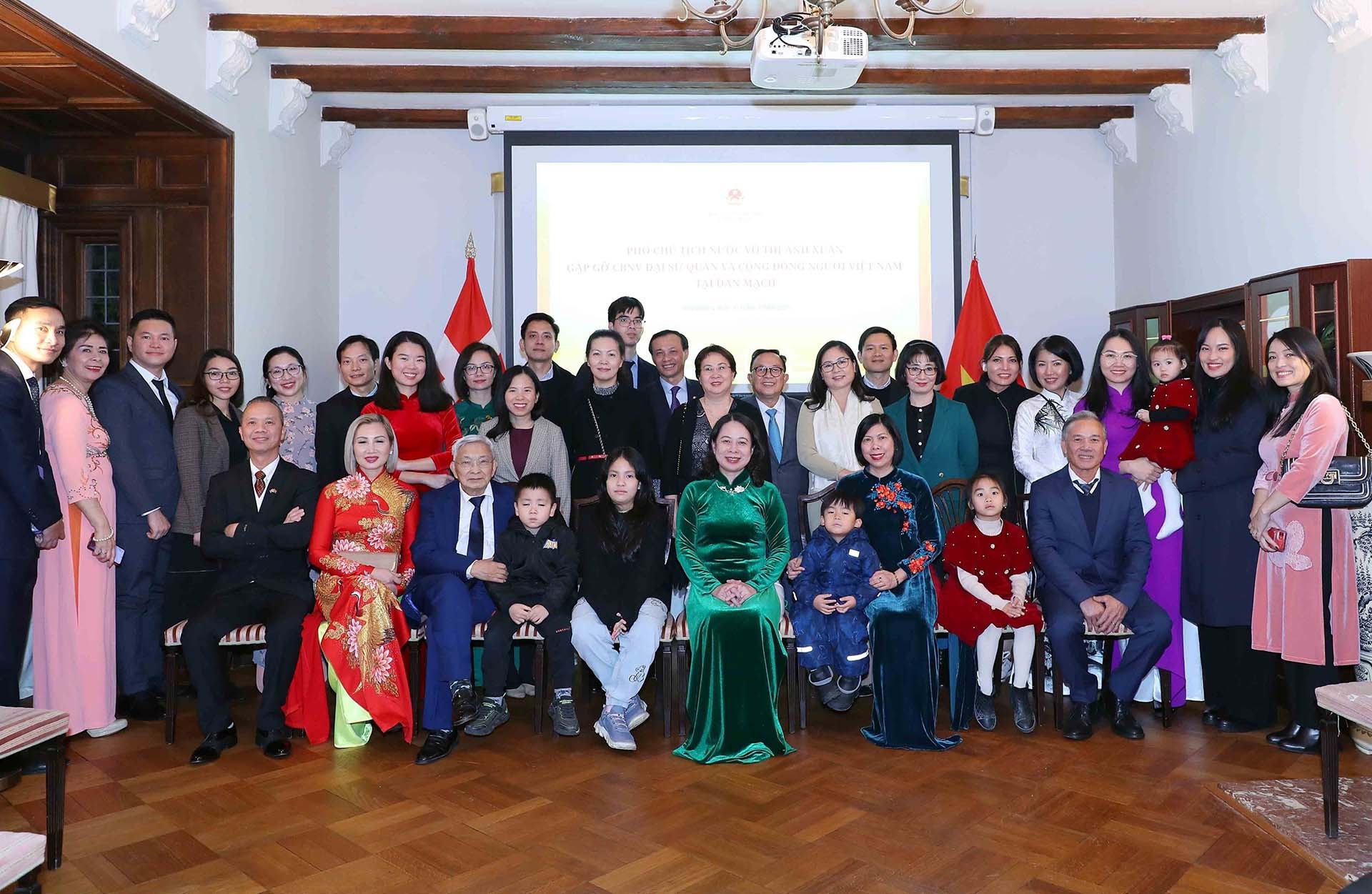Phó Chủ tịch nước Võ Thị Ánh Xuân chụp ảnh lưu niệm với đại diện cộng đồng người Việt Nam tại Đan Mạch. (Nguồn: TTXVN)
