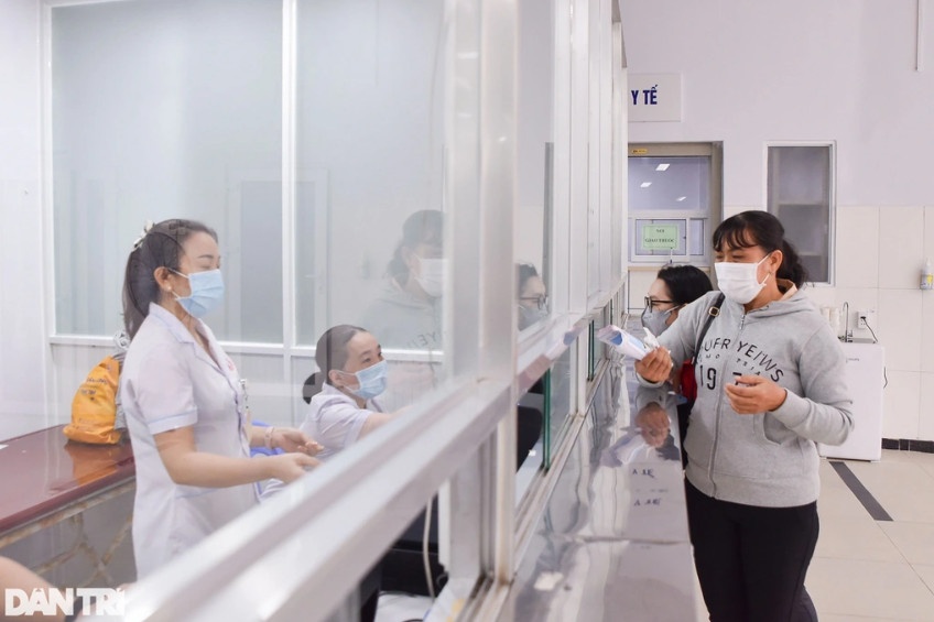Người dân các tỉnh thường xuyên đến cơ sở y tế tại TPHCM để khám chữa bệnh (Ảnh minh họa: Trịnh Nguyễn).