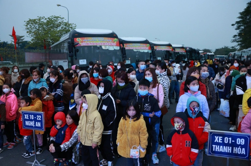 Hàng trăm công nhân chờ chuyến xe miễn phí về quê ăn Tết cùng gia đình (Ảnh: Hải Nguyễn).
