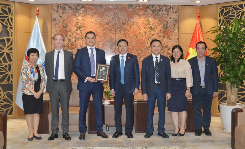 Tổng Giám đốc Petrovietnam Lê Mạnh Hùng cùng các lãnh đạo Tập đoàn chụp ảnh lưu niệm cùng ông Francois Perrodo và các lãnh đạo Perenco Group.