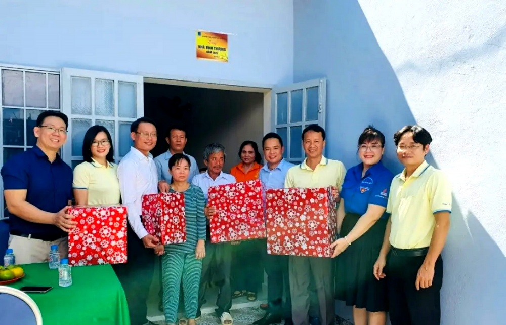 Hình 3. XNVT trao các phần quà, nhu yếu phẩm để giúp gia đình ông Bùi Văn Long sớm ổn định cuộc sống trong nhà tình thương mới được xây dựng