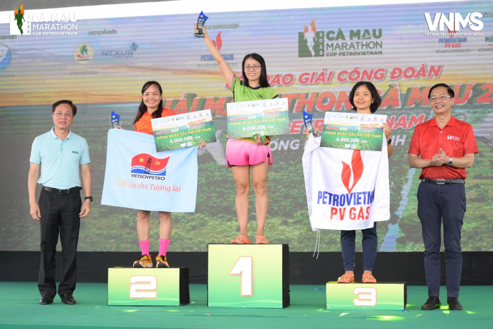 Runner Đinh Thị Bích (Cơ quan điều hành PV GAS) xuất sắc giành hạng ba Công đoàn Dầu khí Việt Nam cự ly Nữ 42km.