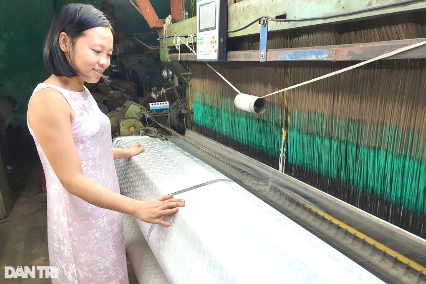 Trần Thị Yến cho biết đầu tư máy móc để cải tiến sản phẩm lụa Mã Châu mới có thể khôi phục lại làng nghề nổi tiếng một thời (Ảnh: Công Bính).