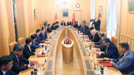 Thủ tướng Phạm Minh Chính gặp Chủ tịch Quốc hội Thổ Nhĩ Kỳ Numan Kurtulmus