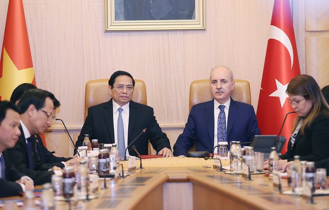 Thủ tướng Chính phủ Phạm Minh Chính gặp  Chủ tịch Quốc hội Thổ Nhĩ Kỳ Nu-mát Cuốc-tu-mớt