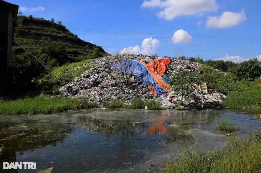Bãi rác gây ô nhiễm, nước chảy đen kịt (Ảnh: Dương Nguyên).