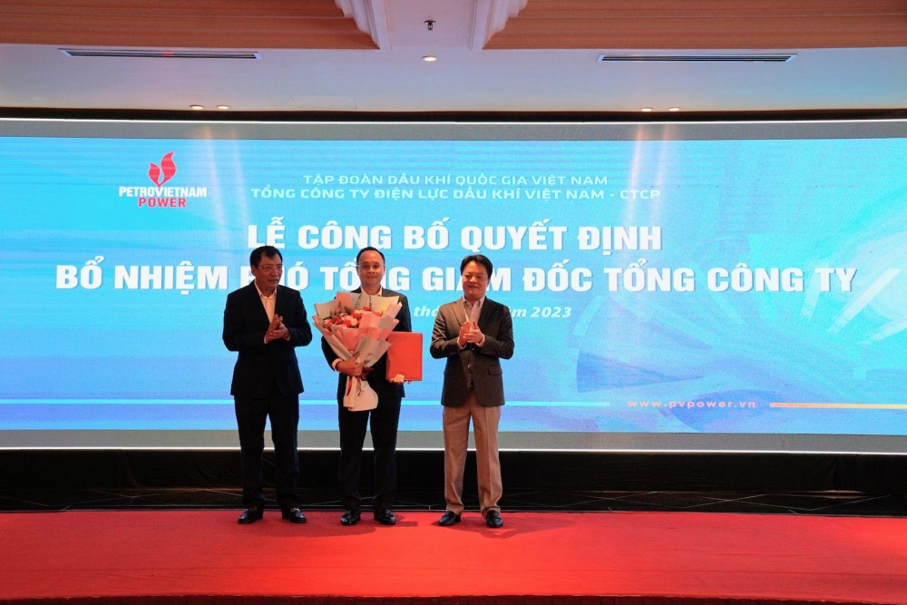 Lãnh đạo PV Power tặng hoa chúc mừng tân Phó Tổng Giám đốc Trương Việt Phương