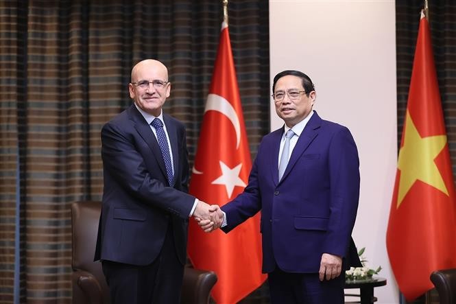 Thủ tướng Phạm Minh Chính tiếp Bộ trưởng Ngân khố và Tài chính Thổ Nhĩ Kỳ Mehmet Simsek. (Nguồn: TTXVN)