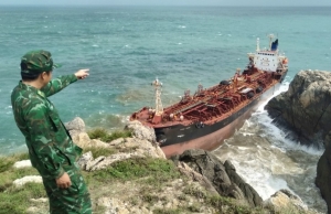 Quảng Nam: Tàu vận tải hàng bị sóng đánh trôi vào bờ biển