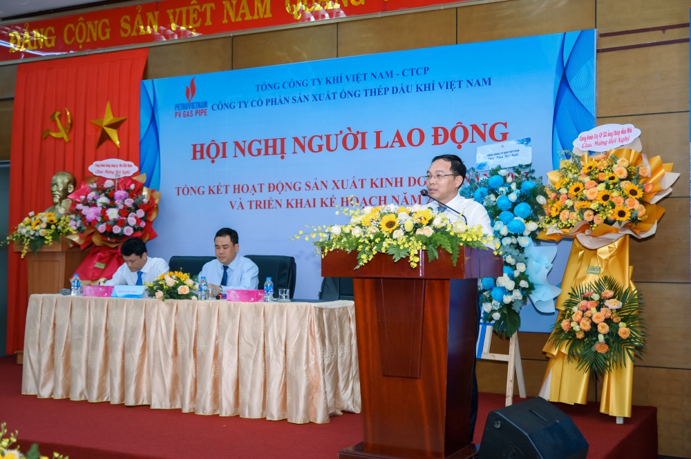 Ông Lê Hồng Hải - Phó Bí thư Đảng ủy, Giám đốc PV PIPE báo cáo trong hội nghị.